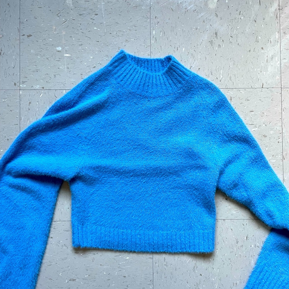 urban outfitters cropped blue fuzzy sweater. brand new.